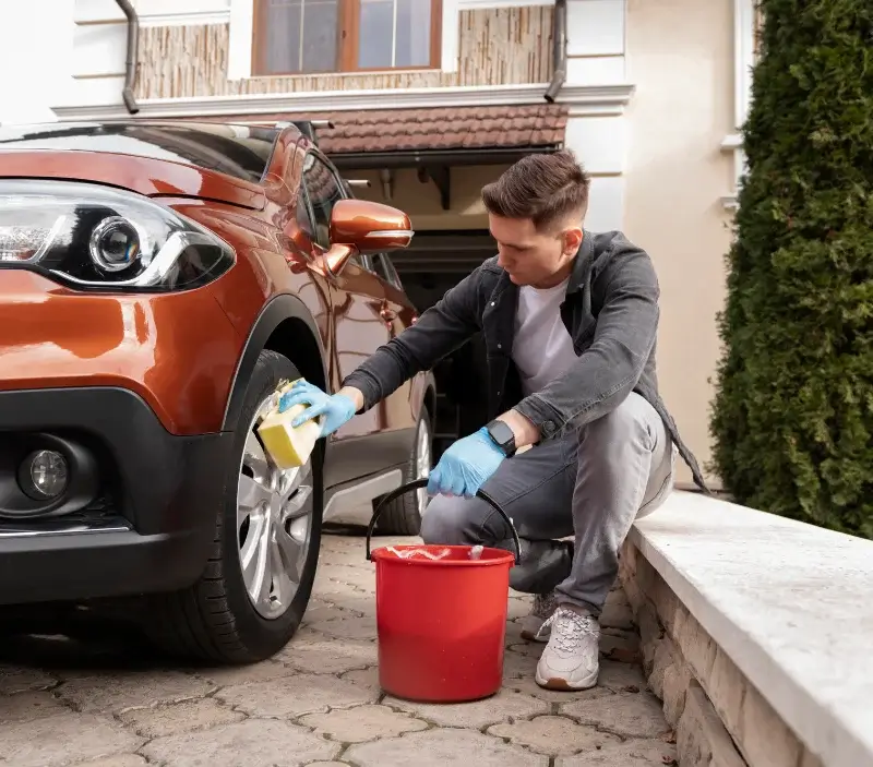 Lavage auto à domicile Saint-Varent : professionnel intervenant sur un véhicule